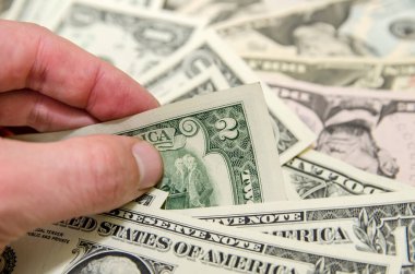 İki dolar faturaları yığını