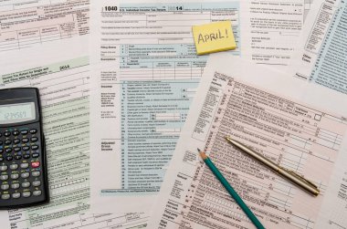 Federal Vergi kalem, hesap makinesi ve dolar ile 1040 oluşturur