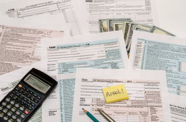 Federal Vergi kalem, hesap makinesi ve dolar ile 1040 oluşturur