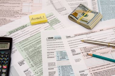 Federal Vergi kalem, hesap makinesi ve dolar ile 1040 oluşturur