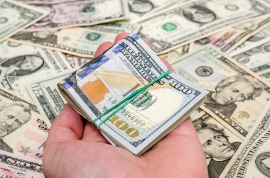 arka plan olarak farklı dolar banknotları