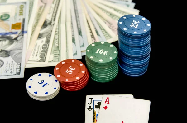 Poker Fişleri Kumar Kartları Kumarhanede Dolar — Stok fotoğraf