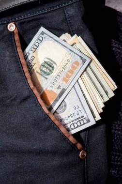 Yüz dolar kot pantolon cebinde