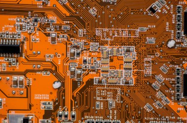 turuncu elektronik bilgisayar parçalı çip ve birçok elektrik bileşeni