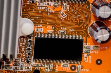 turuncu elektronik bilgisayar parçalı çip ve birçok elektrik bileşeni