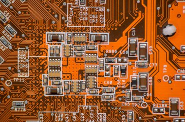 turuncu elektronik bilgisayar parçalı çip ve birçok elektrik bileşeni