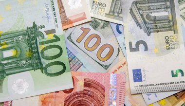 Bir sürü Amerikan doları ve euro yığını.