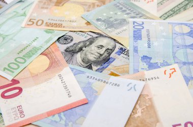 Bir sürü Amerikan doları ve euro yığını.