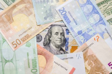 Bir sürü Amerikan doları ve euro yığını.