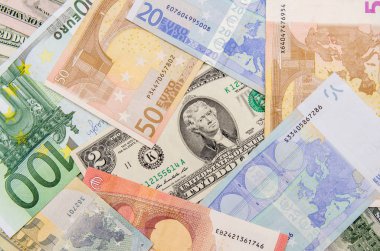 2 ABD doları Euro banknotlarına karşı
