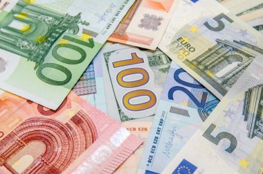 Bir sürü Amerikan doları ve euro yığını.