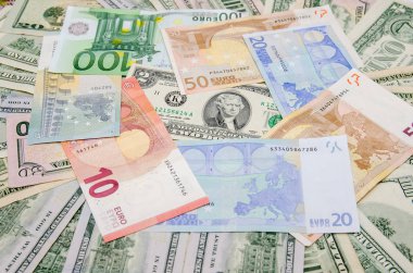 2 ABD doları Euro banknotlarına karşı