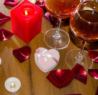 Kutlama olay - Sevgililer günü - şarap, mumlar ve kırmızı petal gül tablo üzerinde