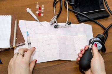 Tıbbi kavramı - kardiyogram, basınç ölçer, şırınga ve ampul