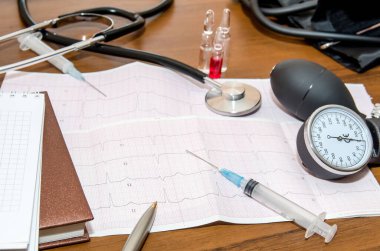 Şırınga, masada kardiyogram stetoskop