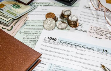 1040 vergi formu Doları, gözlük, fare, hesap makinesi, Not Defteri ile