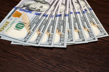 Ahşap zemin üzerinde izole edilmiş 100 dolar banknot