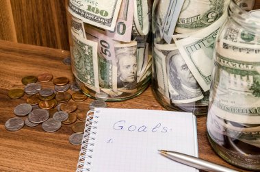 New years kararlar ahşap masa sikkelerinde Doları cam kavanoza ile