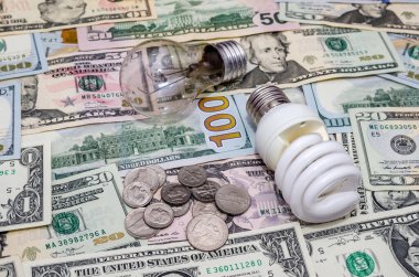 Dolar arka planında floresan ampul