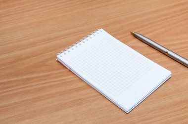 Masada kalem olan boş not defteri
