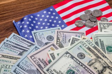 Banknotları ve paraları olan Amerikan bayrağı