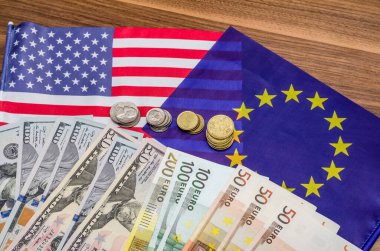 Dolar ve euro ile masa bayrağı