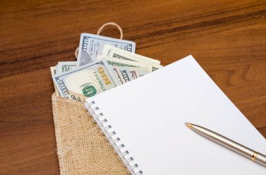 Boş bir defter ve tahtadan bir dolar.