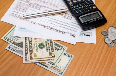 1040 vergi formu ile bize para ve Doları, hesap makinesi, kalem