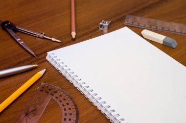Ofis işyeri - boş not defteri, kalem, kurşun kalem, cetvel, koyu ahşap arka plan üzerinde pusula