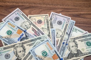 Masada farklı dolar yüzey değeri banknotları var.