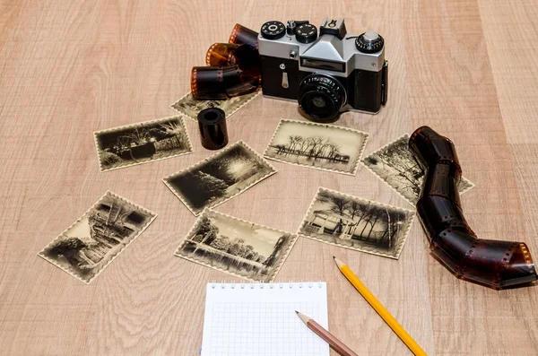 Alte Kamera Auf Dem Tisch Mit Notizbuch Stift Negativfilm — Stockfoto