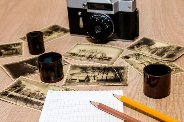 Alte Kamera Auf Dem Tisch Mit Notizbuch Stift Negativfilm — Stockfoto