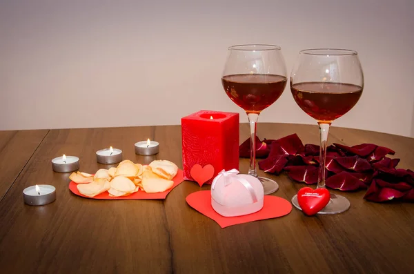 Velas Pétalos Rosas Rojas Vino Concepto Del Día San Valentín —  Fotos de Stock