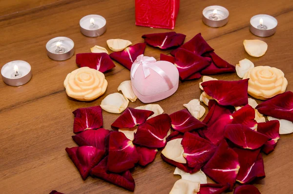 Día San Valentín Rosas Pétalo Rojo Con Caja Regalo —  Fotos de Stock
