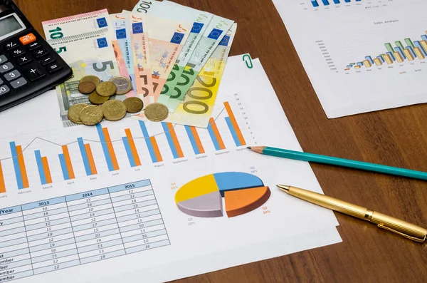 Finansiella Begrepp Grafik Med Miniräknare Penna Pengar Bordet — Stockfoto