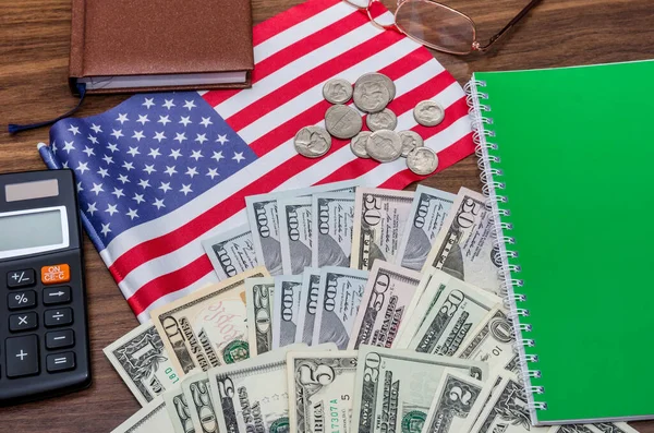 Abd Bayrağı Dolarlarına Paralar Hesap Makinesi Defteri Tablosundaki Ile — Stok fotoğraf