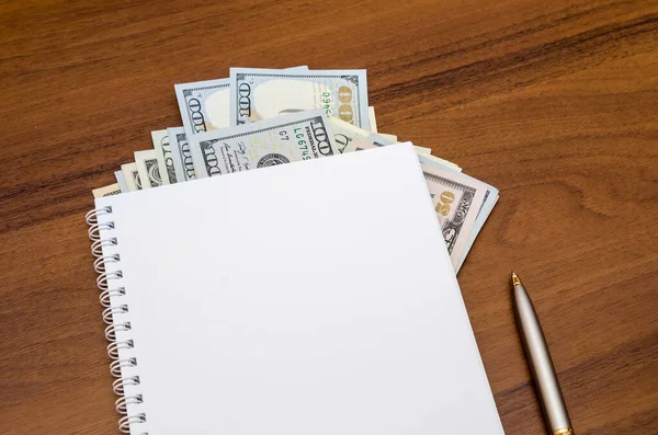 Boş bir defter ve tahtadan bir dolar.