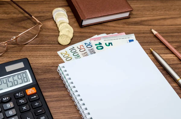 Papel Blanco Con Dinero Euros Pluma Calculadora Sobre Mesa — Foto de Stock