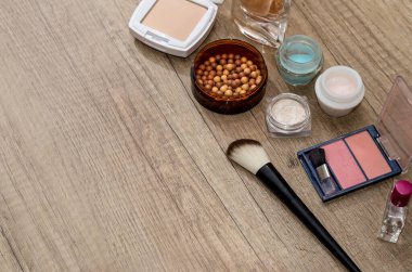 kozmetik makyaj için masanın üzerinde ayarlayın.