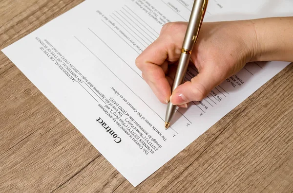 Weibliche Hand Unterschreibt Einen Vertrag Auf Dem Schreibtisch — Stockfoto