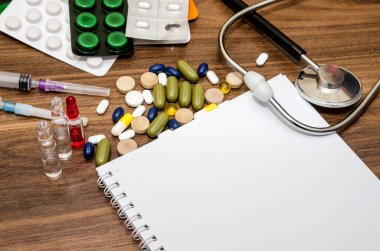 Tıbbi konsept için tıbbi ekipman içeren boş not defteri