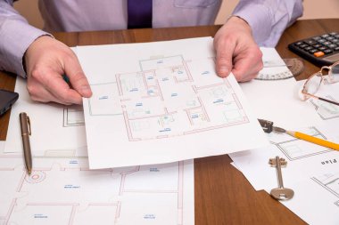 Taslak üzerinde çalışan bir mimar