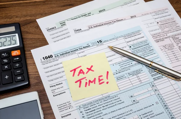 带计算器 眼镜的税单上的纳税时间词 — 图库照片