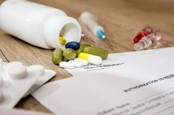 Formulário Prescrição Deitado Mesa Com Pílulas Seringas — Fotografia de Stock