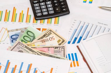 hesap makinesi ve renkli grafik grafik üzerinde kalem