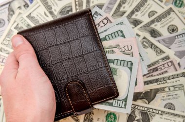 Arka planda para olan cüzdan