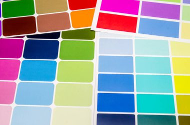 Kağıt örnekleri farklı renkte.