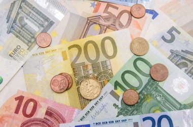 Bozuk paralarla farklı Euro banknotları