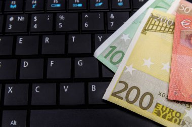 Dizüstü bilgisayarın üzerinde Euro banknotları
