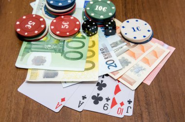 Oyun kartlı poker fişleri, masada euro